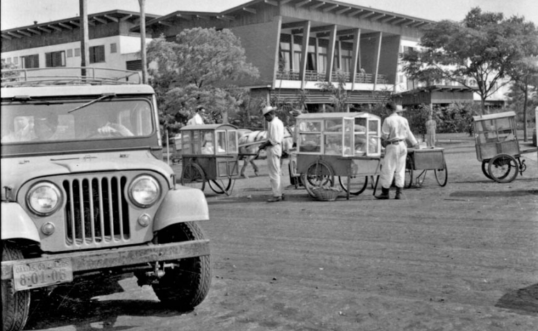 Grande Hotel Maringá e ambulantes - Década de 1950