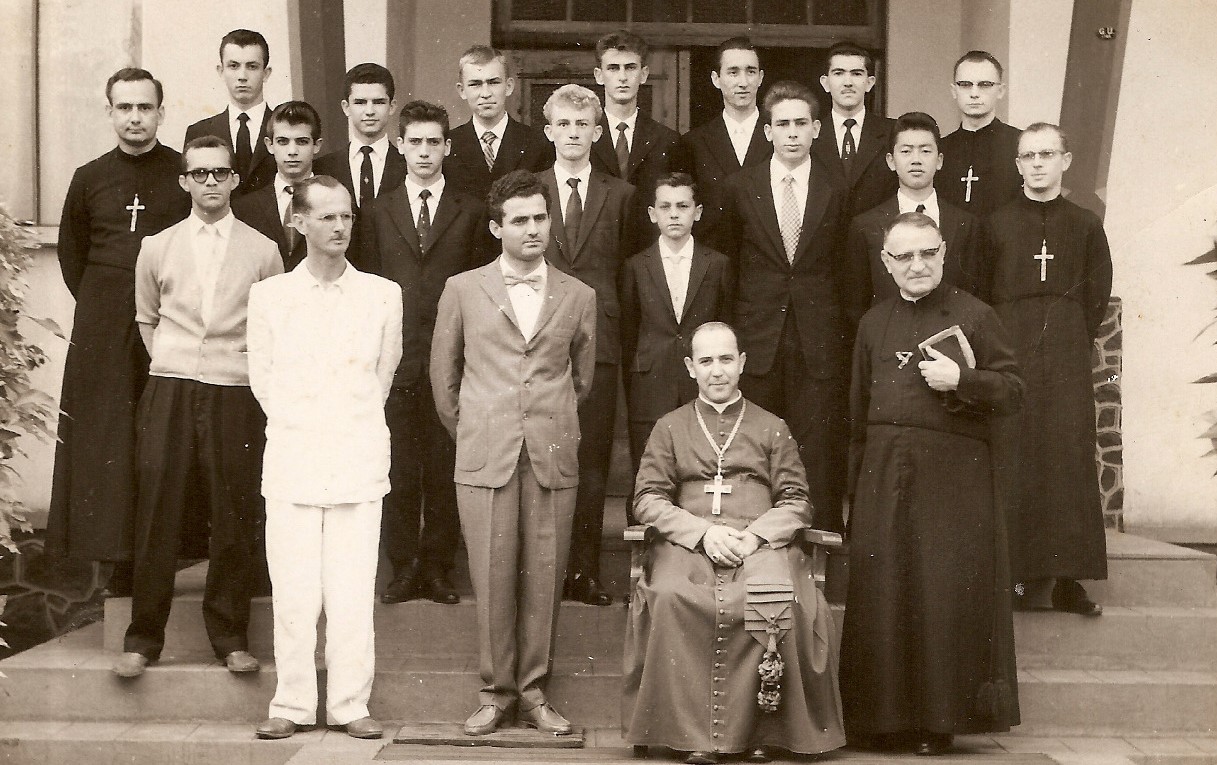 Personalidades em frente ao Colégio Marista - Final dos anos 1950