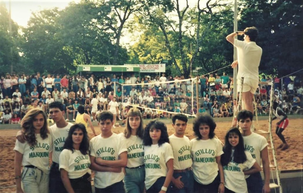 Vôlei de areia na praça Manoel Ribas - Anos 1980