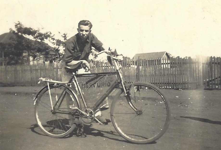 Argeu Dias em sua bicicleta - 1948