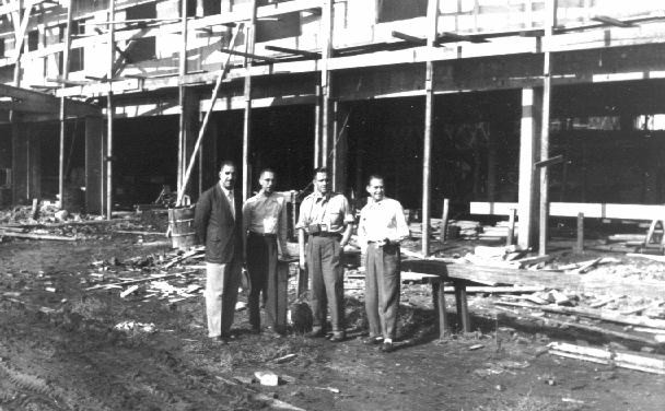 José Augusto Bellucci em frente ao Grande Hotel Maringá - Década de 1950