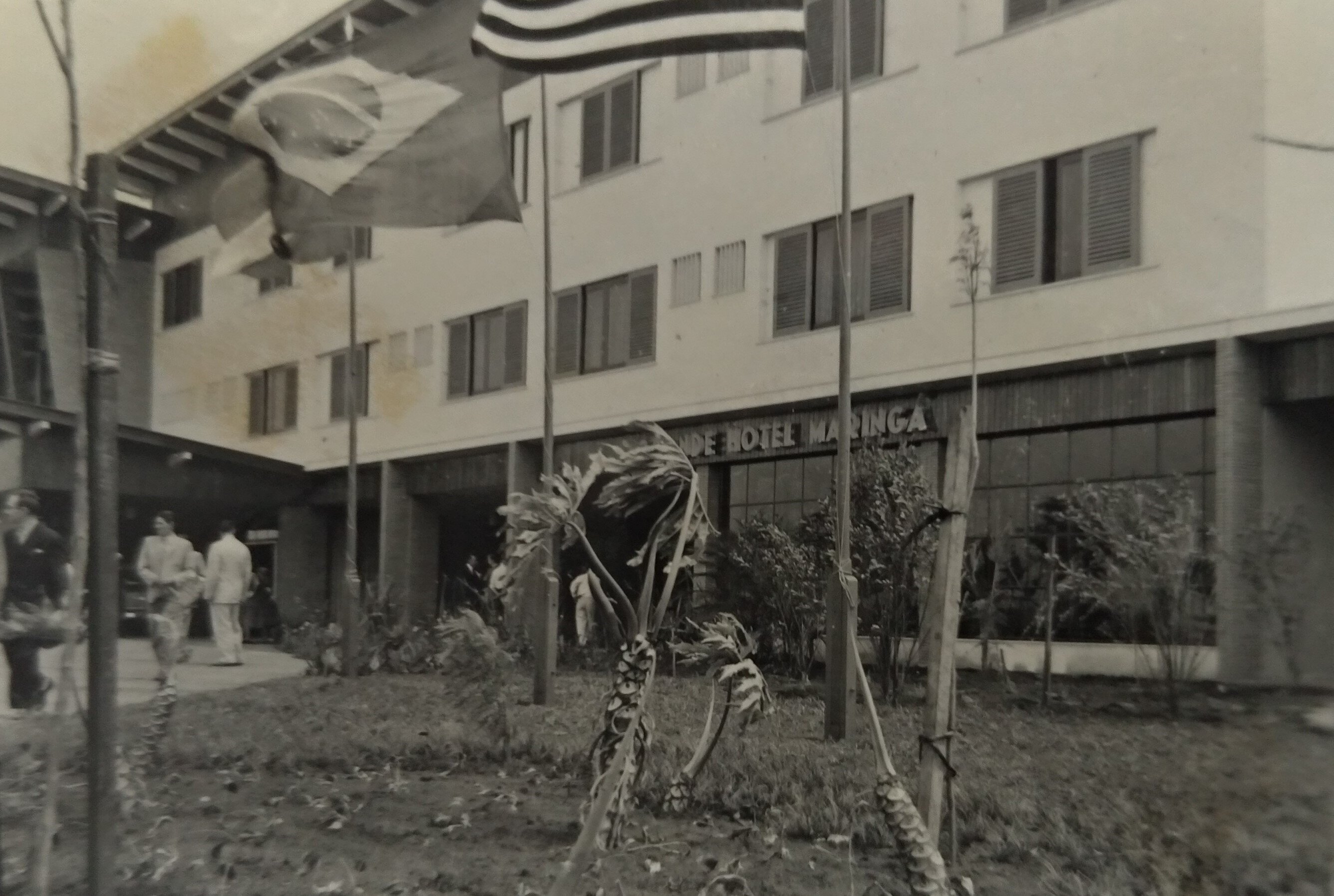 Bandeiras à frente do Grande Hotel Maringá - 1956