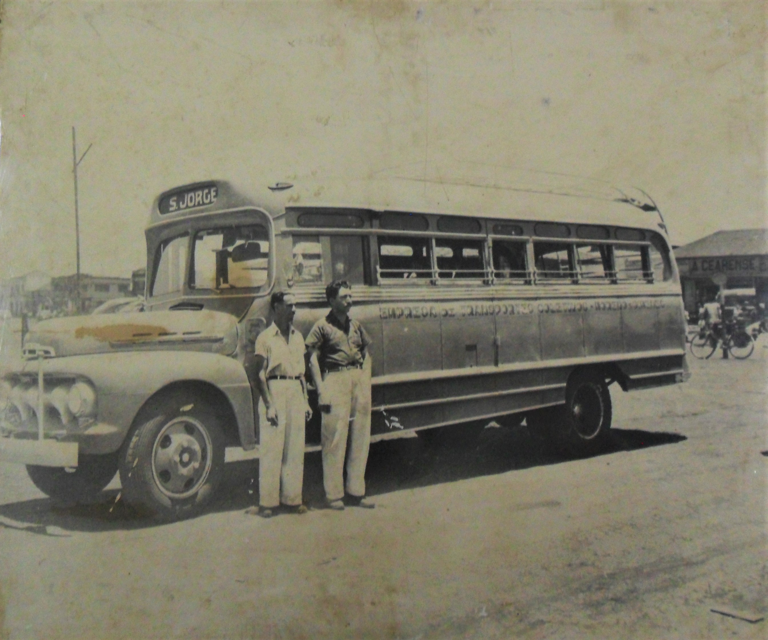 Ônibus na praça da Rodoviária - Década de 1950