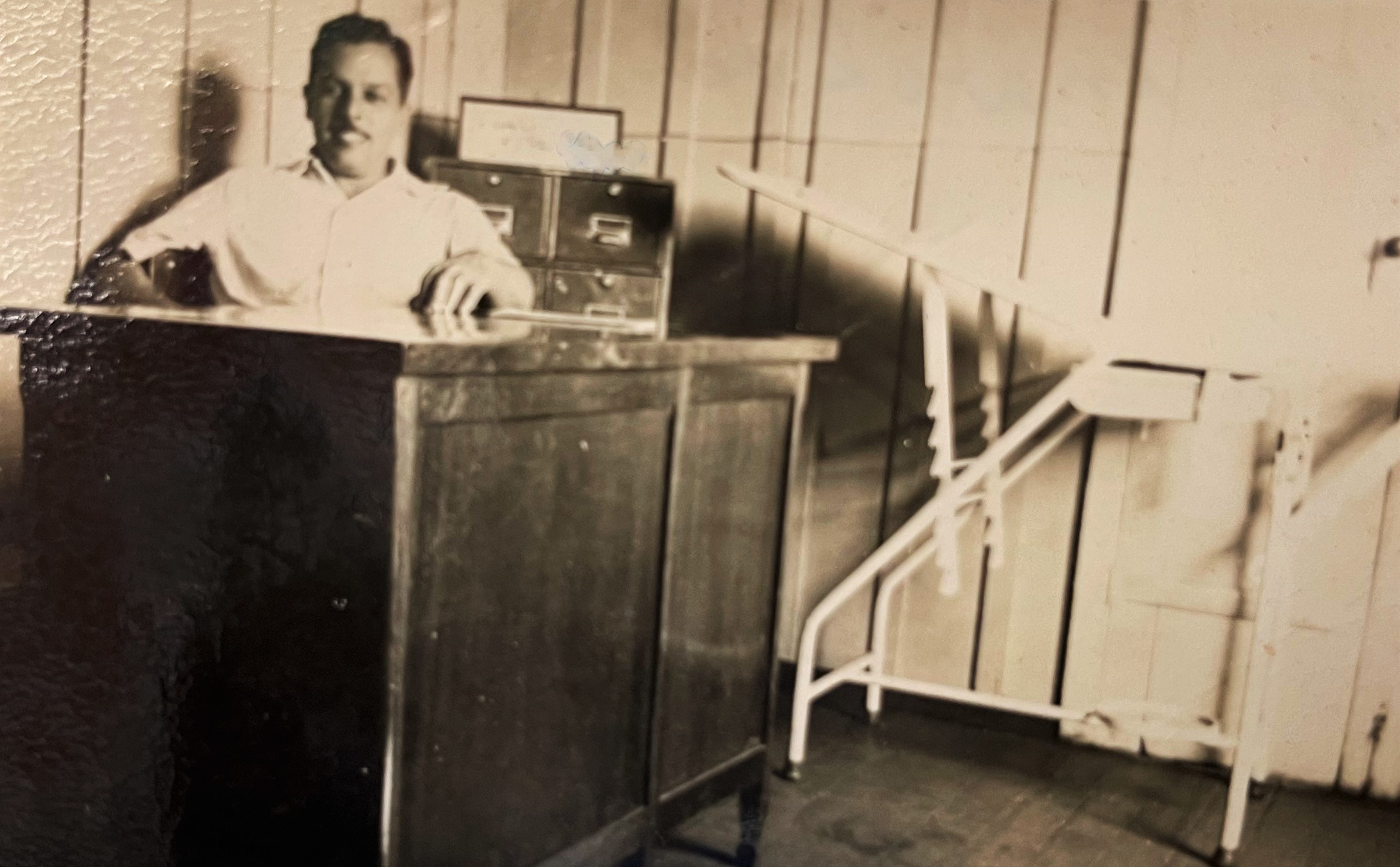 Dr. Gerardo Braga em seu consultório - Década de 1940
