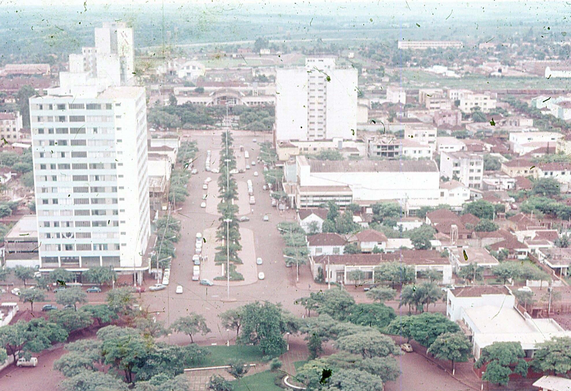 Eixo monumental, suas praças e equipamentos - Final dos anos 1960