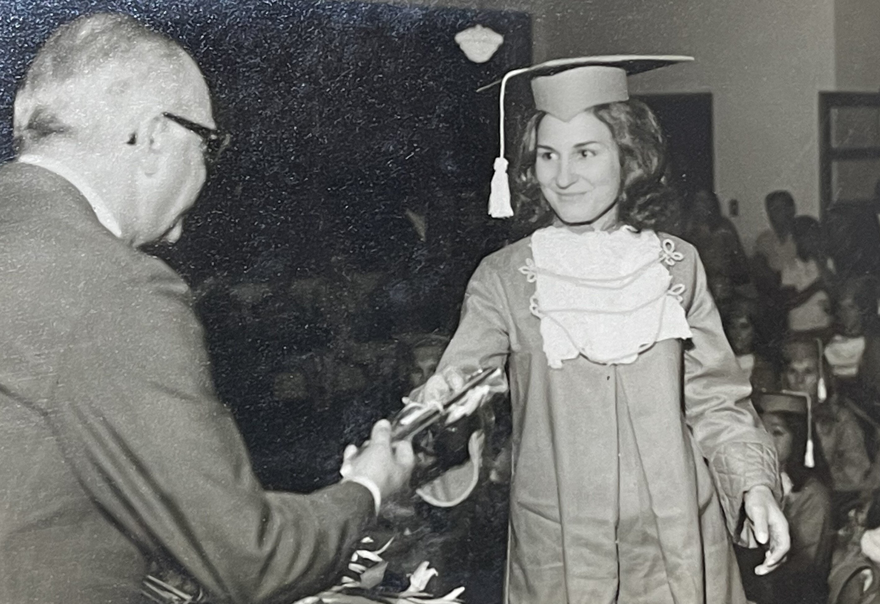 Maria Inês Teixeira recebendo seu diploma - Década de 1960
