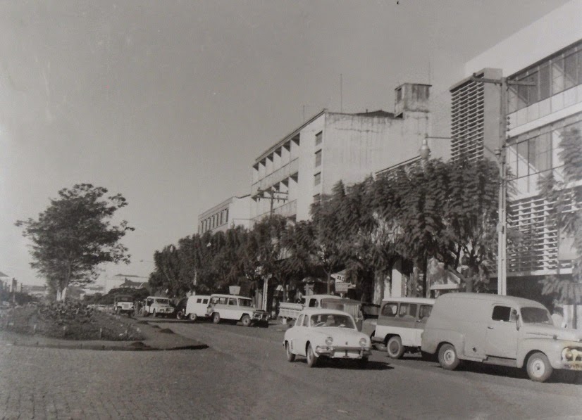 Avenida Brasil e seus veículos - Década de 1960