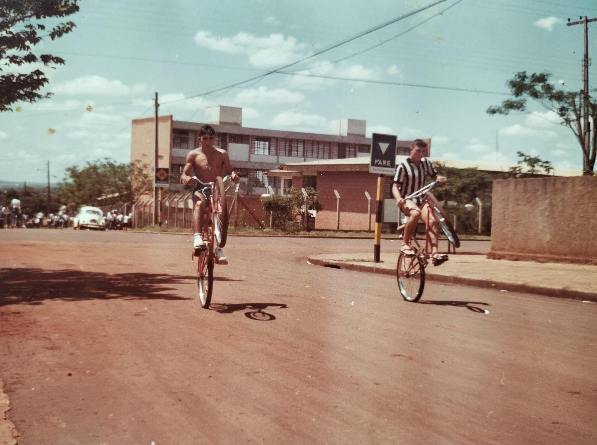 Amigos empinam bicicletas na Vila Morangueira - Anos 1980