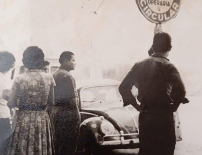 Ponto de ônibus e um Fusca - Década de 1960