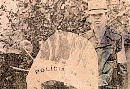 A primeira policial de trânsito de Maringá munida de moto - 1987