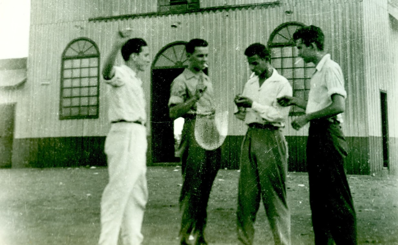 Amigos em frente à Catedral - 1953