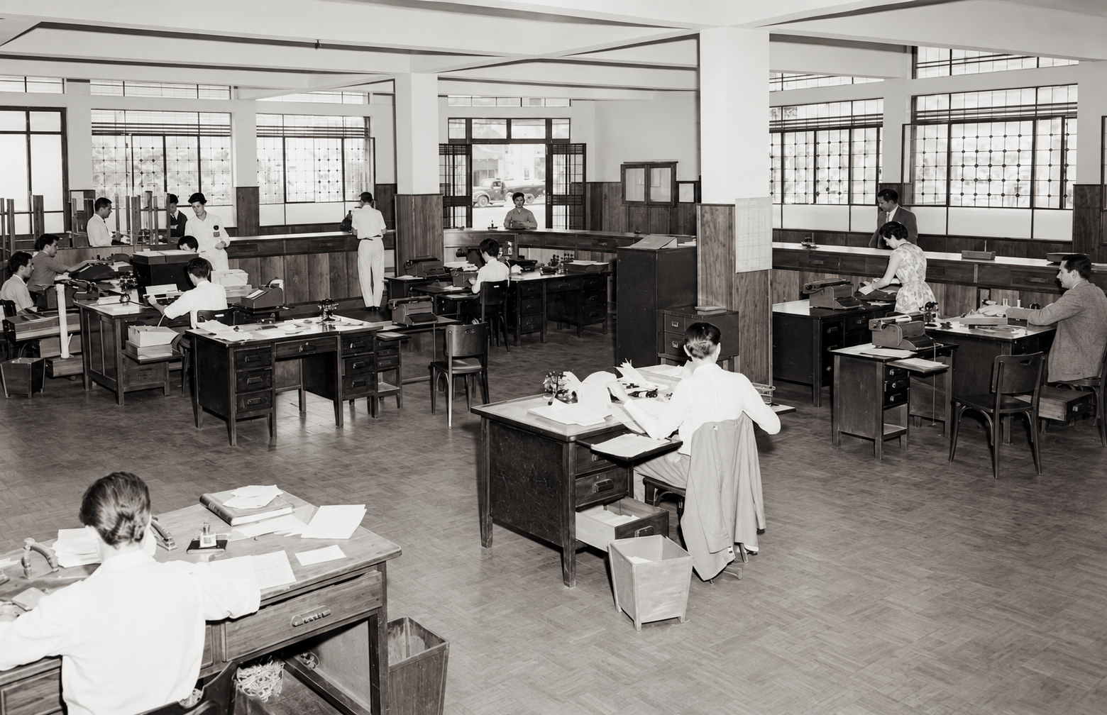 Banco Brasileiro de Descontos: fachada e interior - Anos 1950