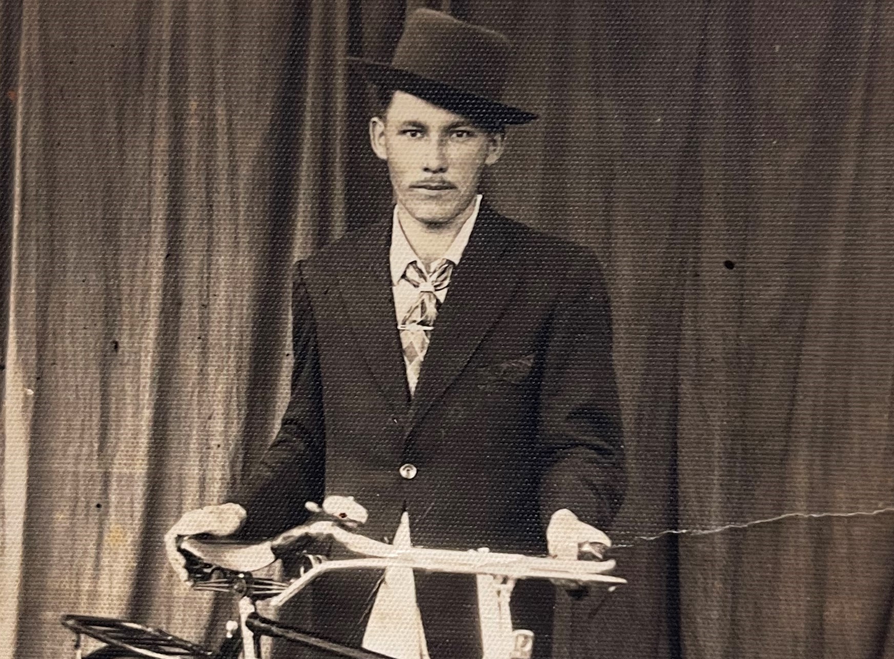 Série: Quem? - Foto com a bicicleta - 1946