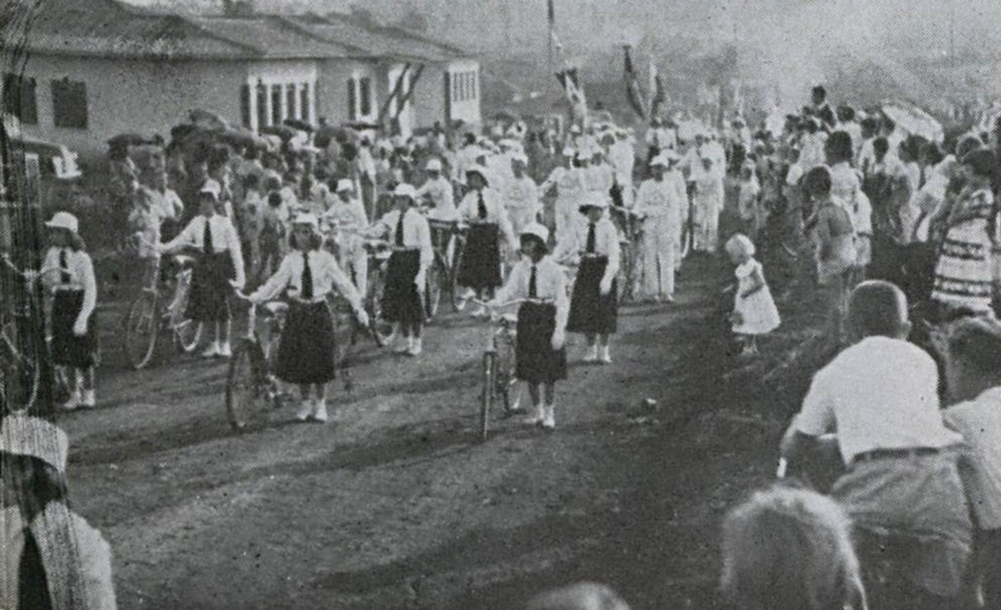Desfile em frente ao Ginásio Maringá - 1952