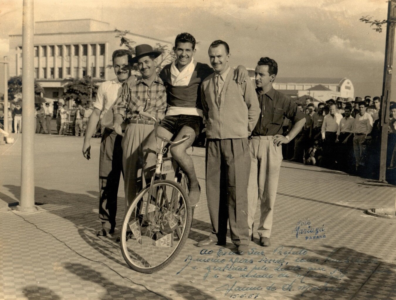 Recorde sobre uma bicicleta pedalando para trás - 1957
