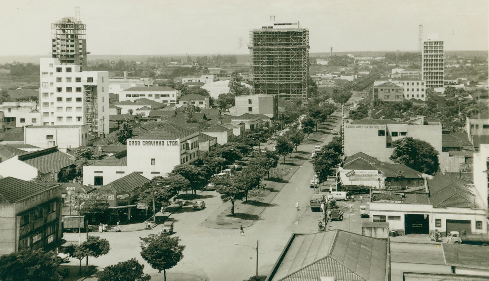 Avenida Brasil esquina com a avenida Paraná - Década de 1960