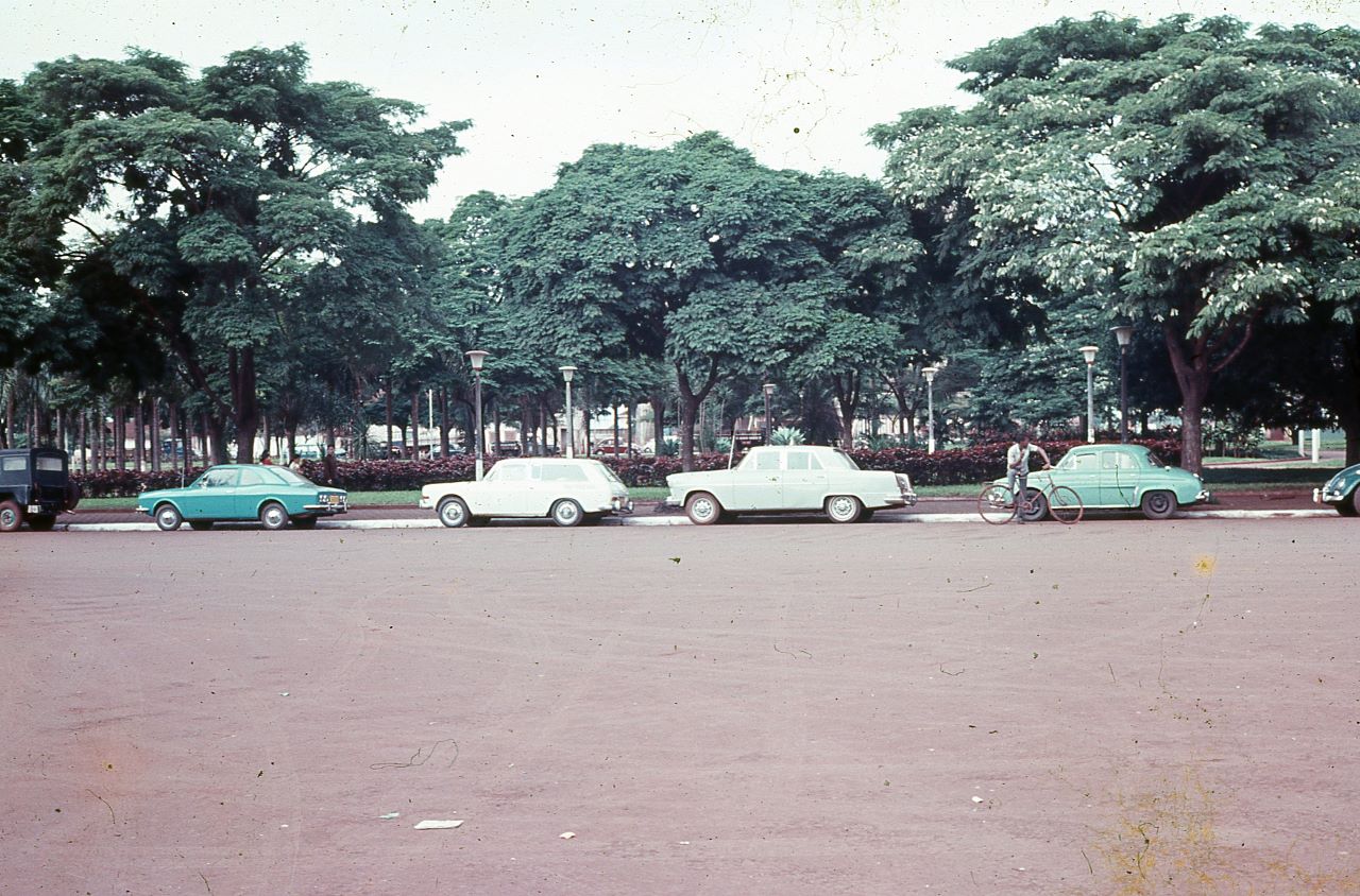 Carros na Praça Dom Pedro II - Década de 1970