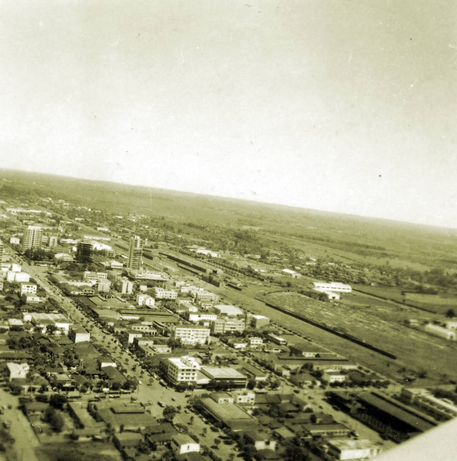 Vista aérea de Maringá - Final da década de 1960 (sob outro ângulo)