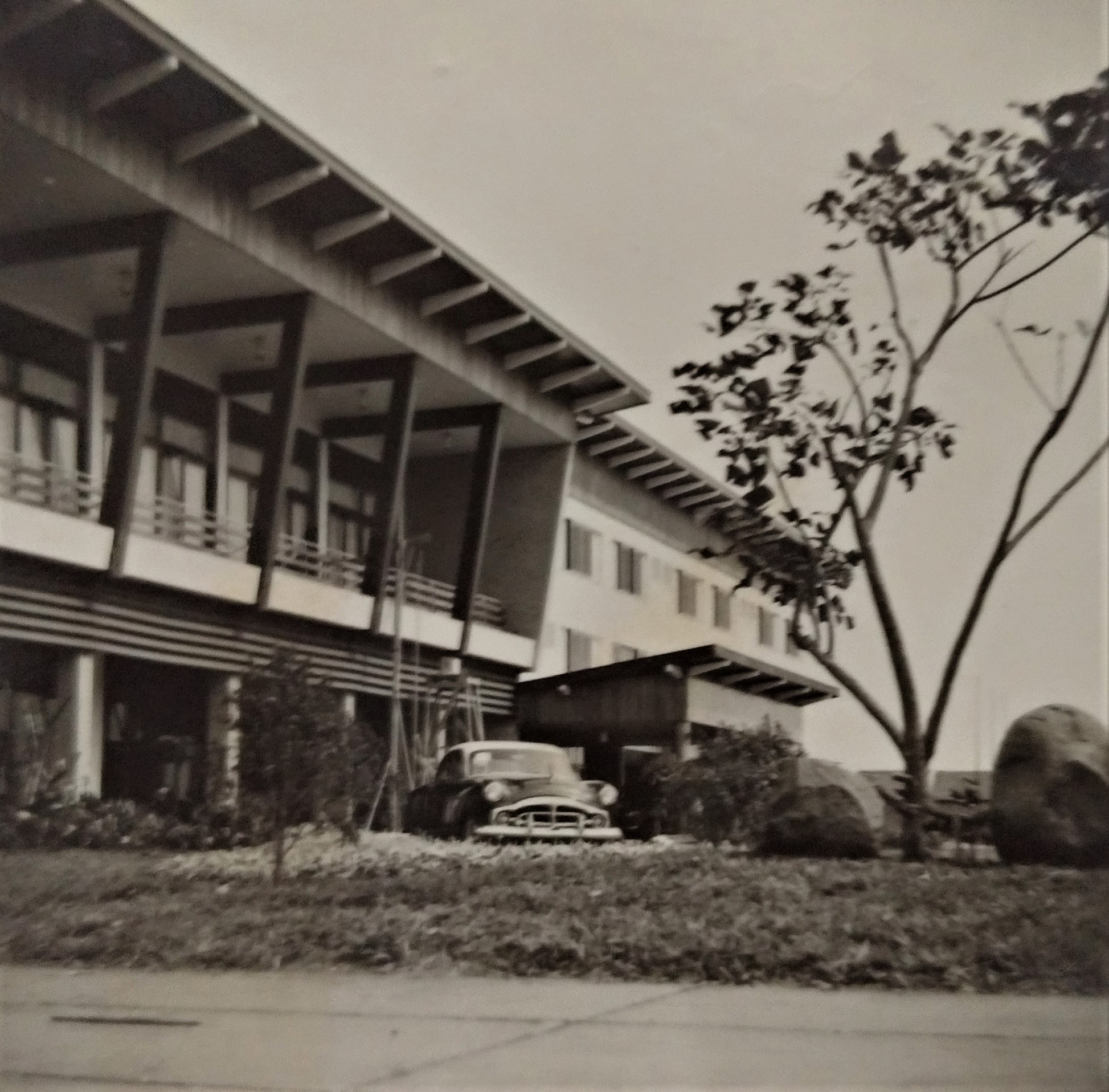 Ford em frente ao Grande Hotel Maringá - Anos 1950