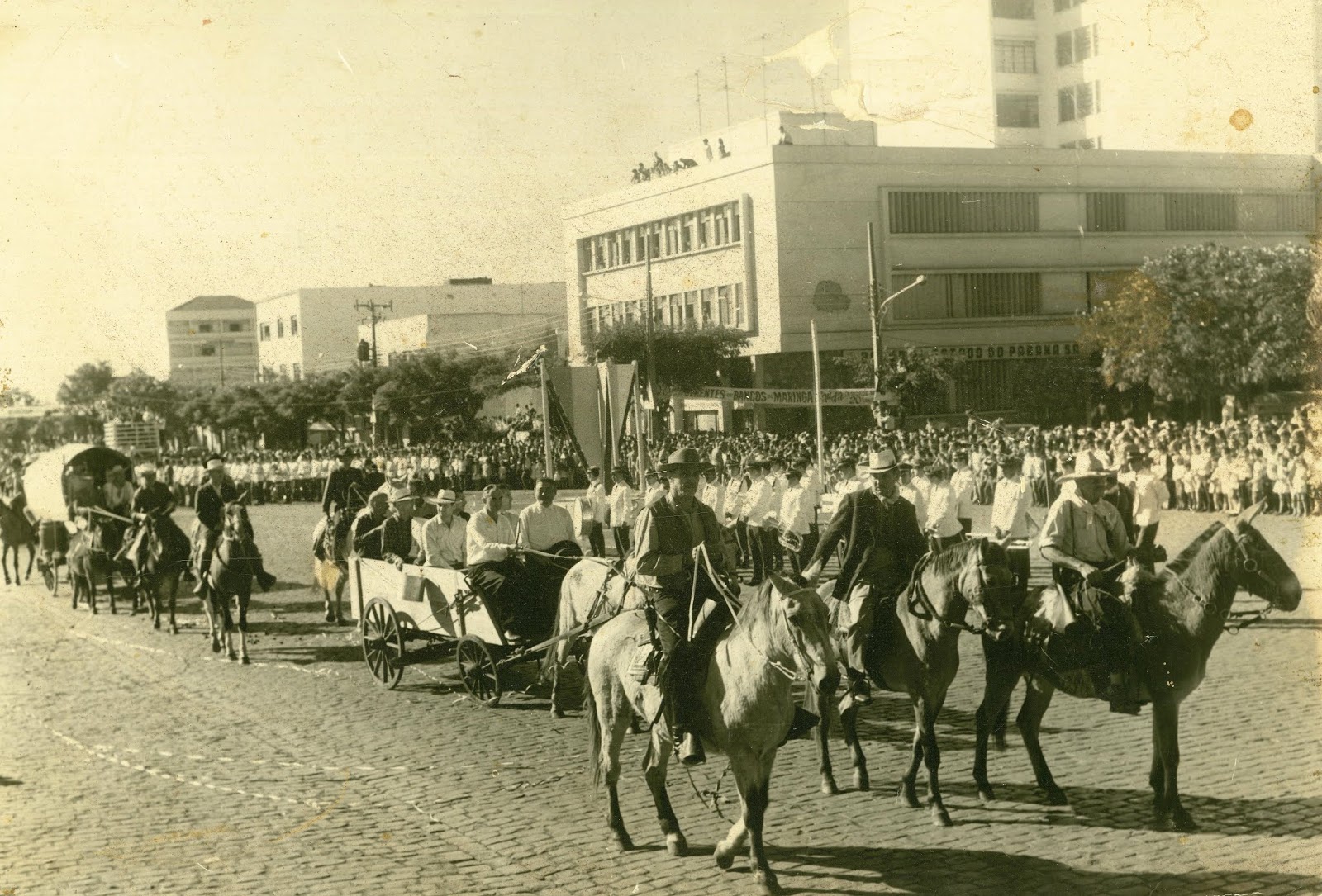 Desfile de aniversário de Maringá - 1967