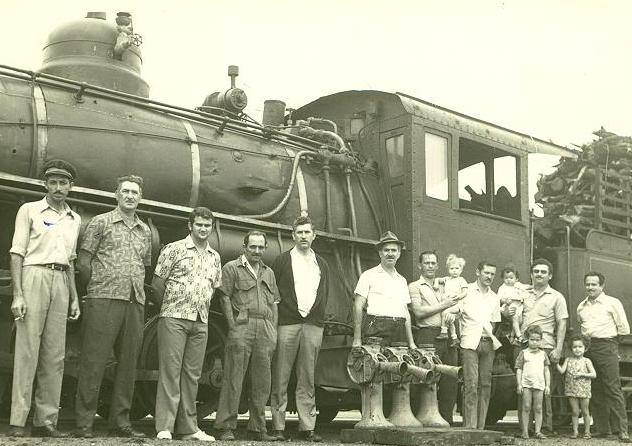 Ferroviários e a locomotiva - 1972