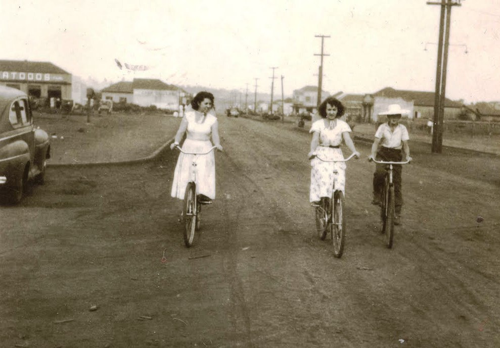 Ciclistas pela Avenida Brasil - Década de 1950