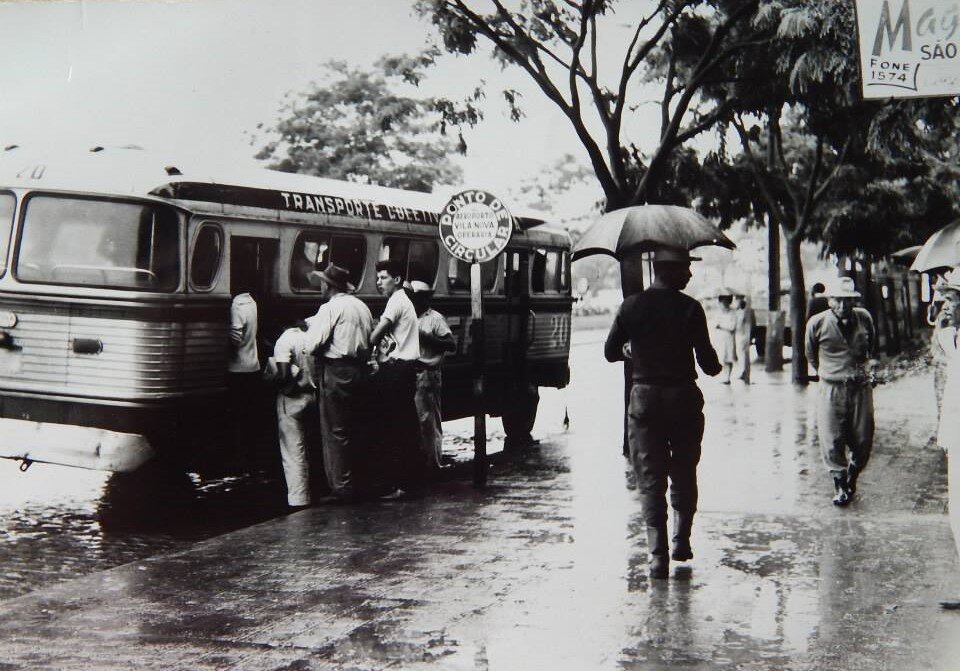 Ponto de ônibus e a 