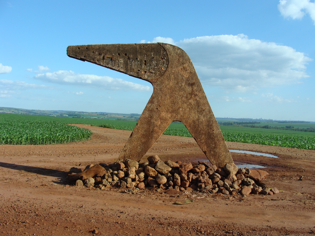 Rodovias de Maringá a Santo Inácio e um estranho obelisco