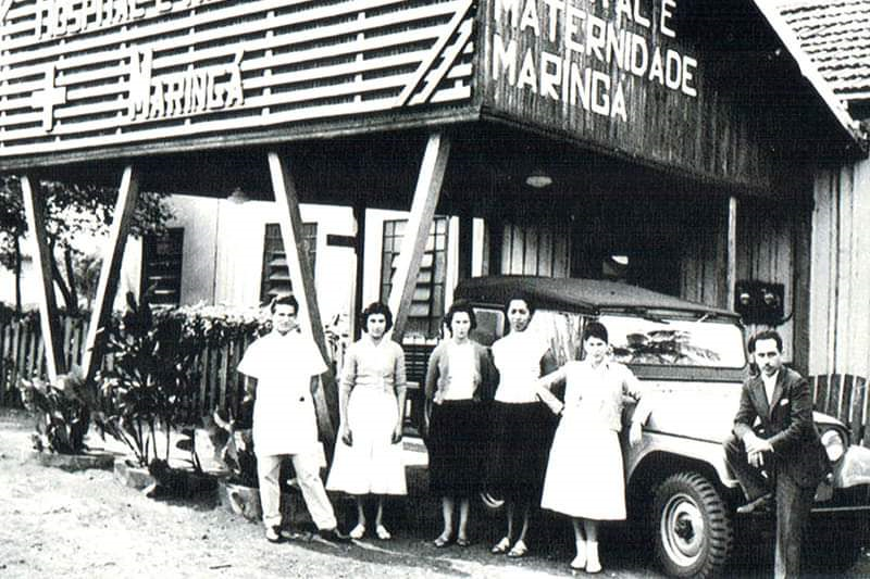 Personagens em frente ao Hospital e Maternidade Maringá - Anos 1960