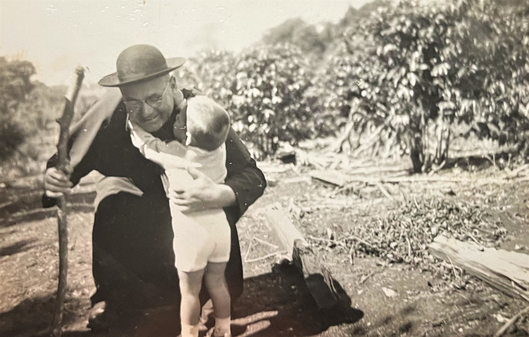 Padre Mayer, a criança e o cafezal - Década de 1950