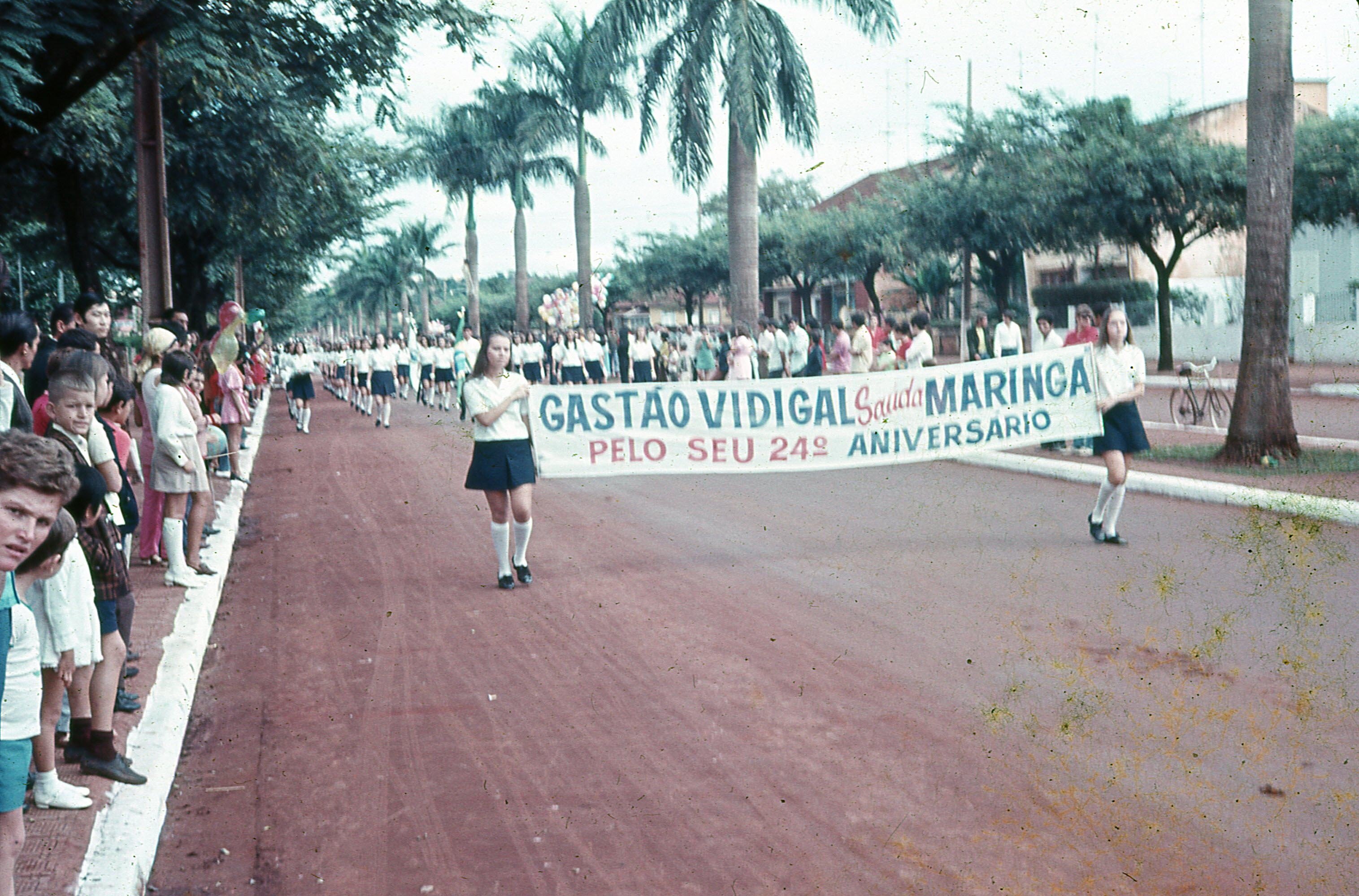 Desfile de aniversário de Maringá - 1971