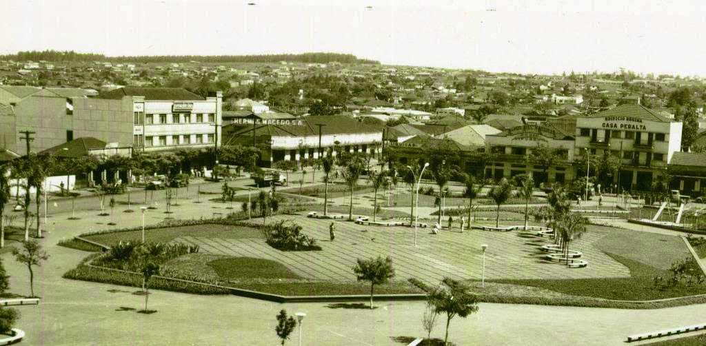 Estabelecimentos comerciais, década de 1960 - Praça Napoleão Moreira da Silva