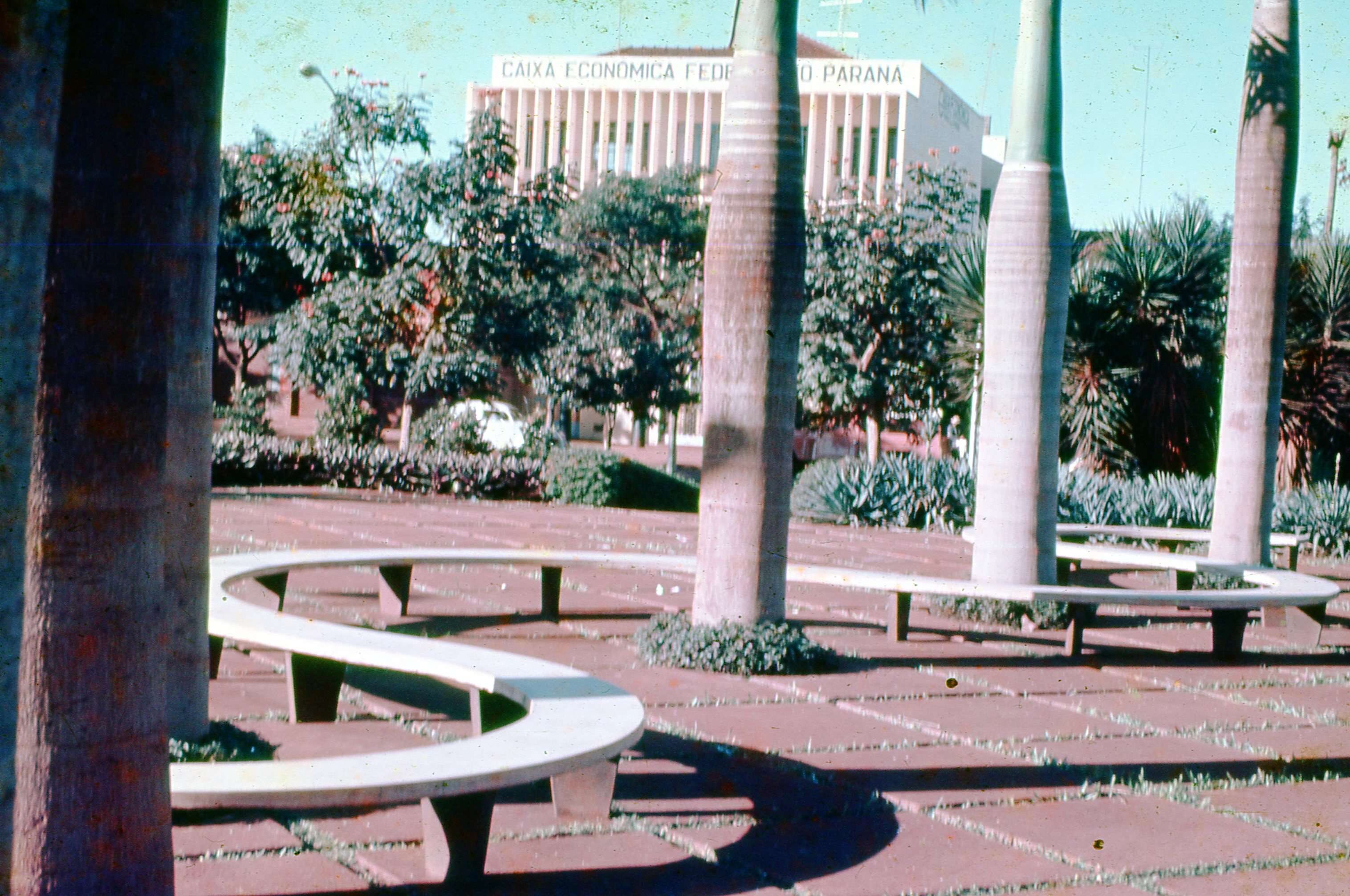 Banco sinuoso da praça Napoleão Moreira da Silva - Anos 1970