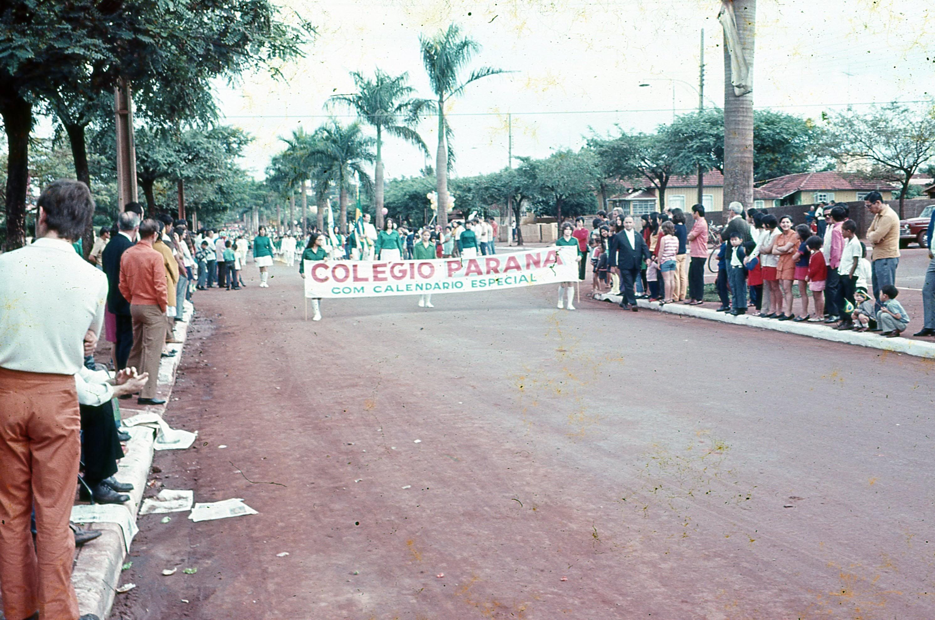Colégio Paraná no desfile de aniversário de Maringá - 1971