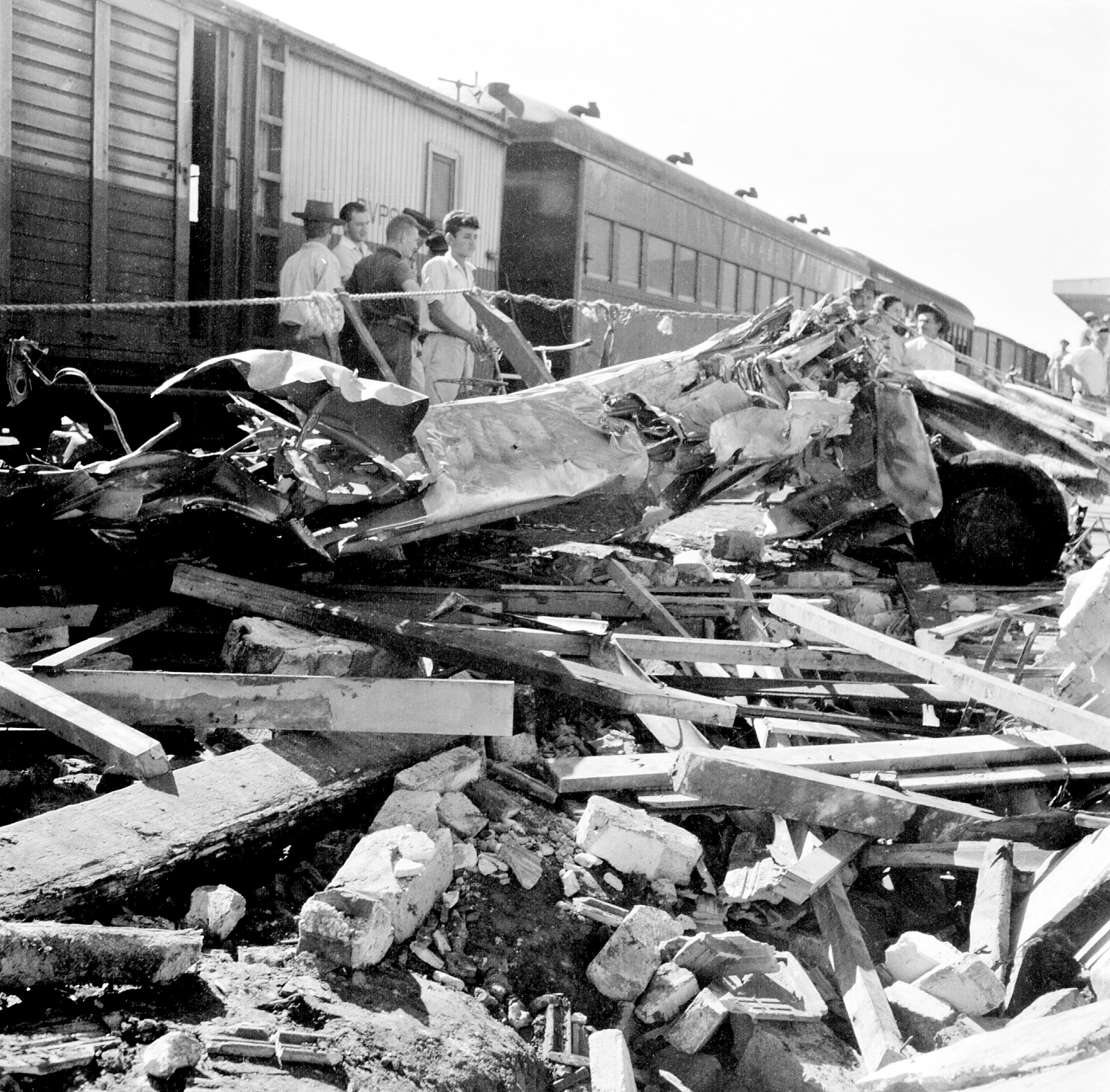 Destroços de avião - maio de 1957