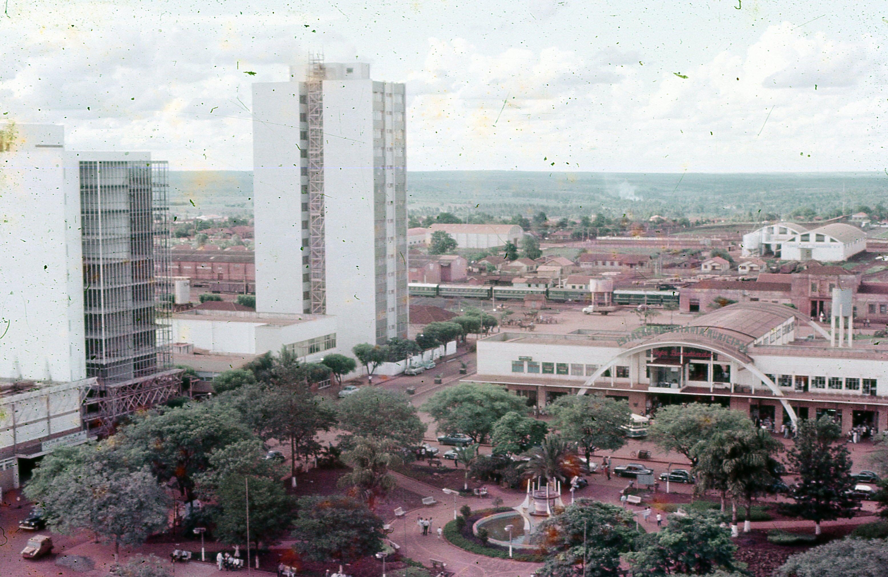 Praça Raposo Tavares e seus edifícios - Década de 1960