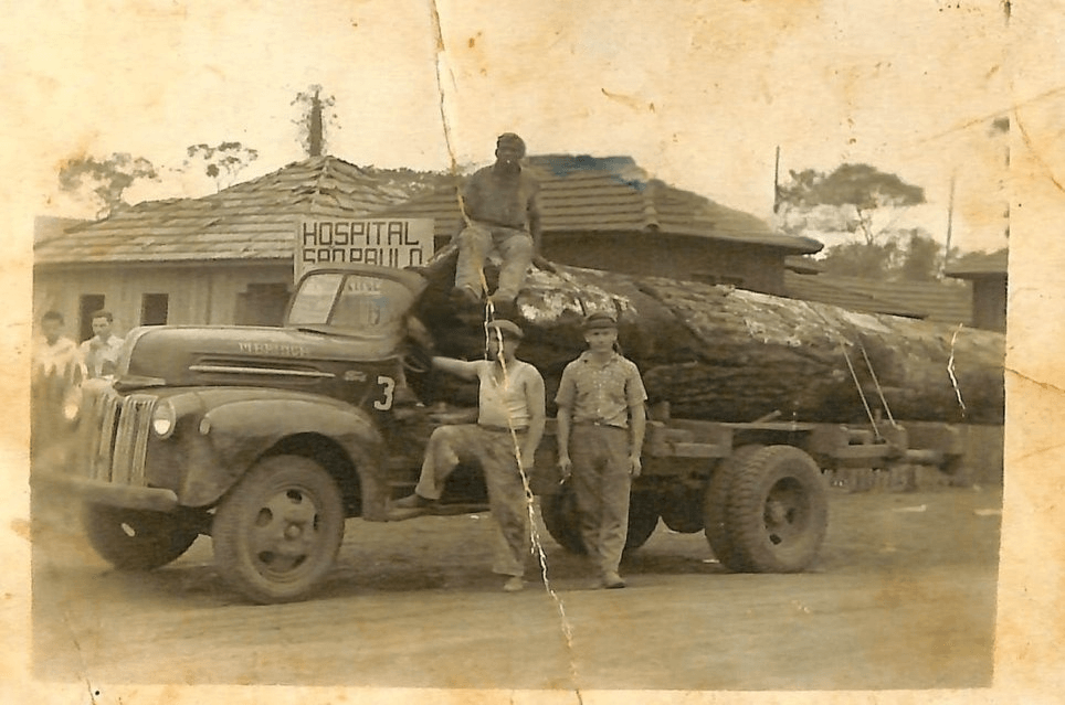 Caminhão com tora de madeira - 1946
