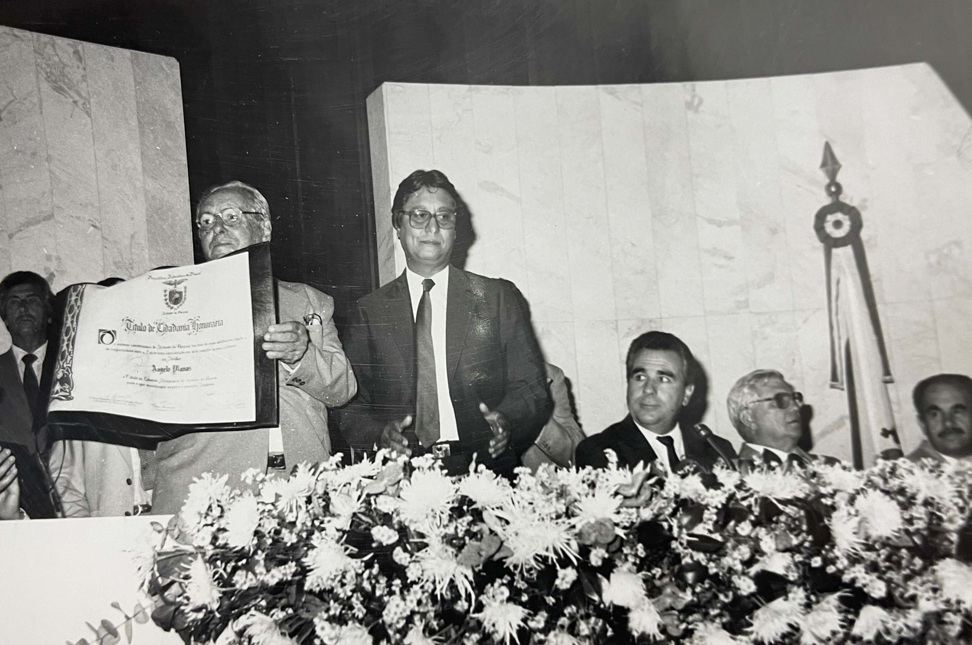 Entrega de título a Ângelo Planas - 1987