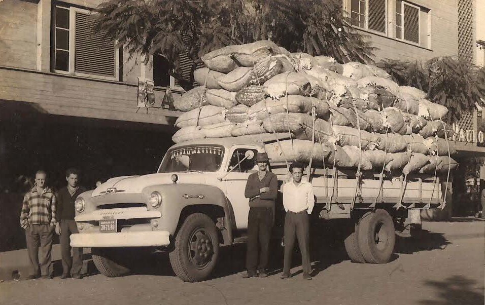 Caminhão em frente ao Banco Noroeste - Anos 1960
