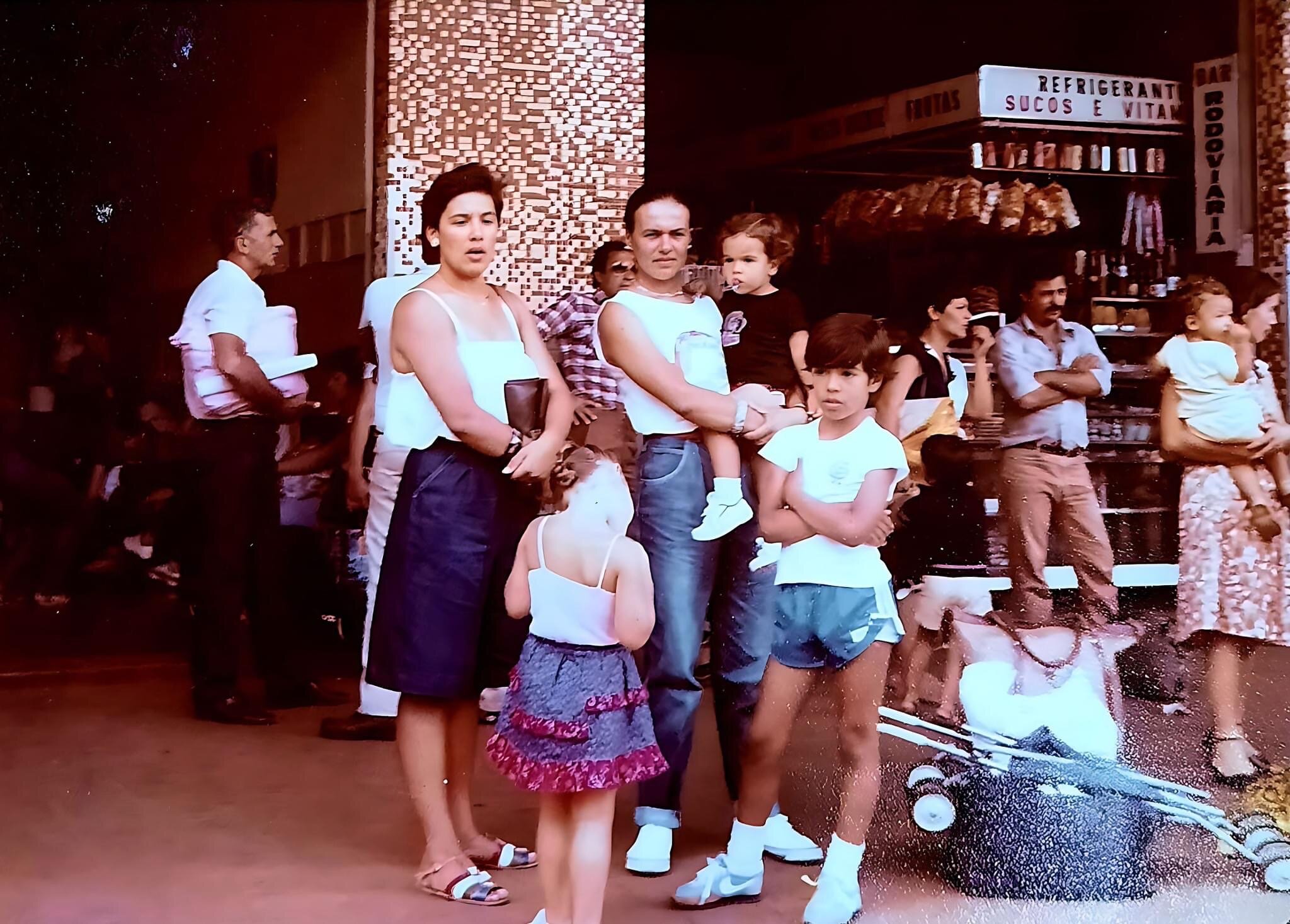 Família na plataforma da Rodoviária Municipal - Década de 1980