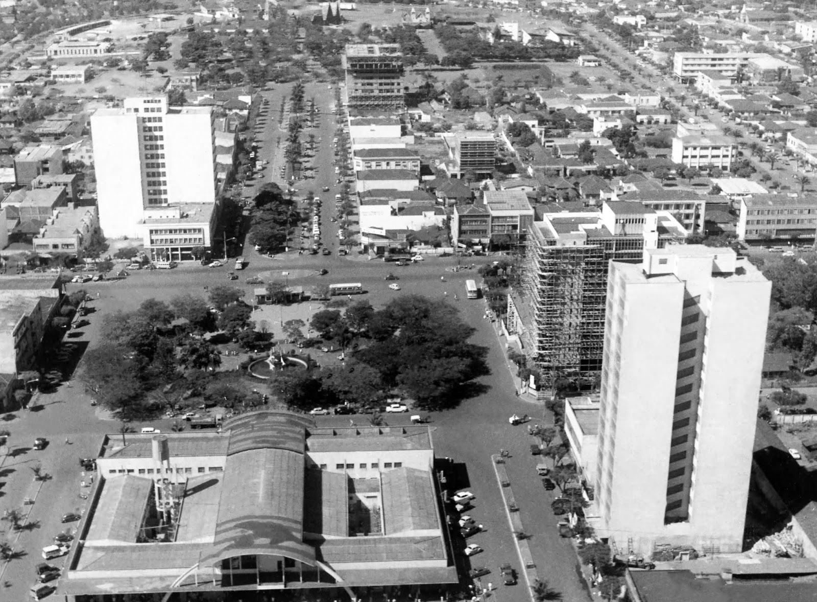 Rodoviária Municipal e praça Raposo Tavares - Década de 1960