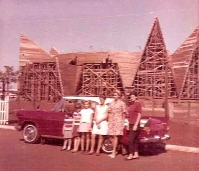 Família Neves e seu Simca em frente à Catedral  - 1968
