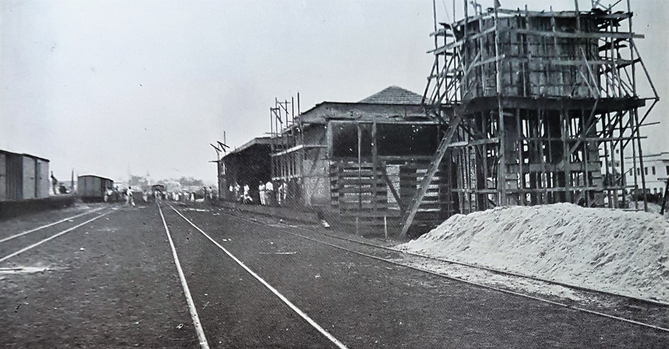 Estação inacabada e a chegada do trem - 1954