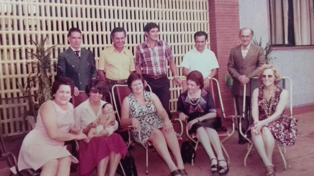 Familiares em frente ao Indaiá Hotel - 1975