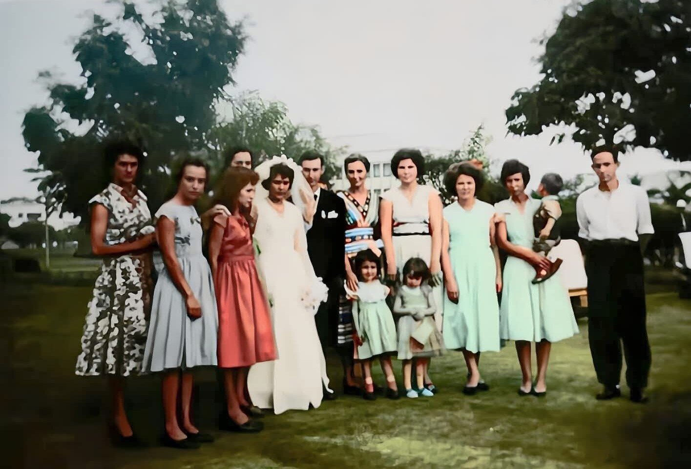 Praça Raposo Tavares como cenário para recém-casados - 1958