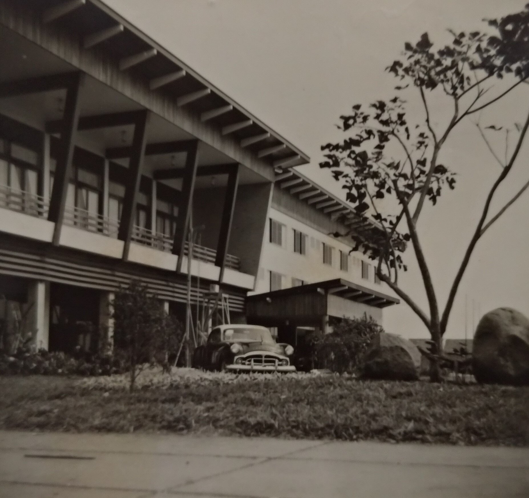 Chevrolet em frente ao Grande Hotel Maringá - Anos 1950