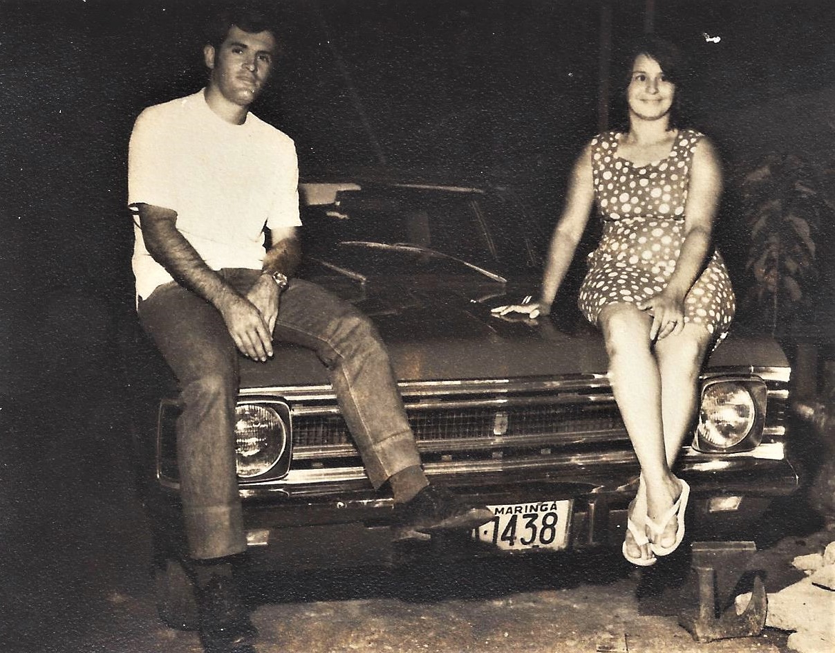 Casal sobre o Opala - 1970