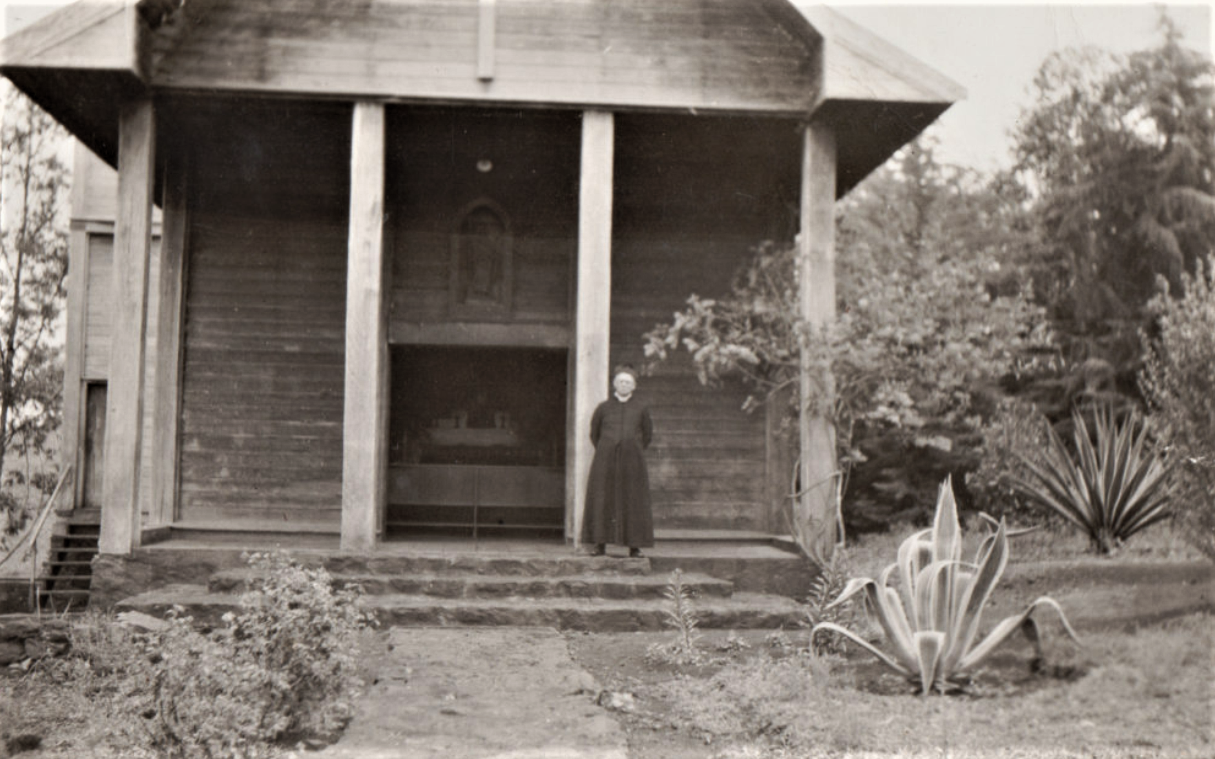 Emílio Scherer em frente da Capela São Bonifácio - Anos 1950