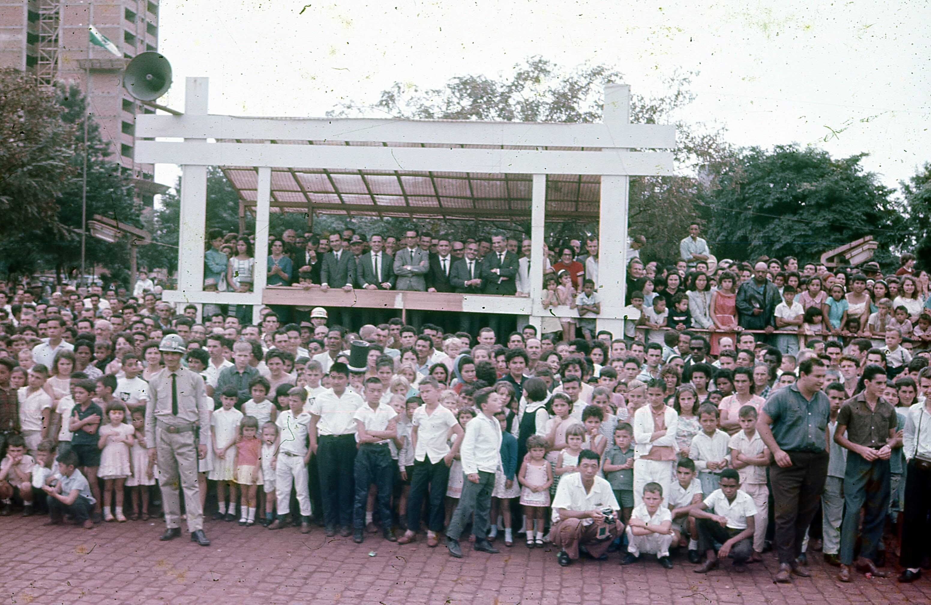 Público e palanque de autoridades - 1967
