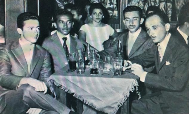 Amigos na sede social do Aero Club de Maringá - 1957